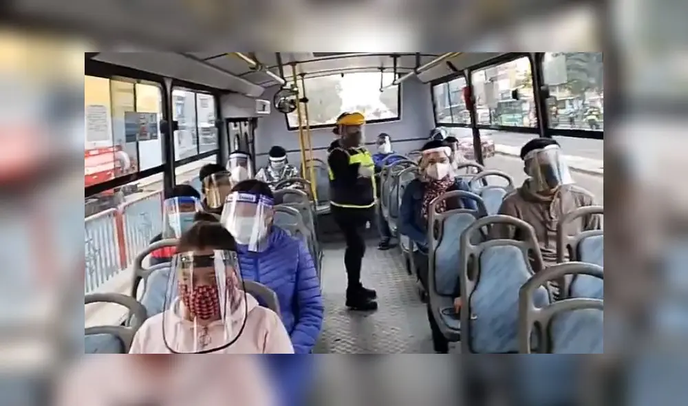 Pasajeros hacen uso de su protector facial cumpliendo con la norma. Pasajeros hacen uso de su protector facial cumpliendo con la norma.