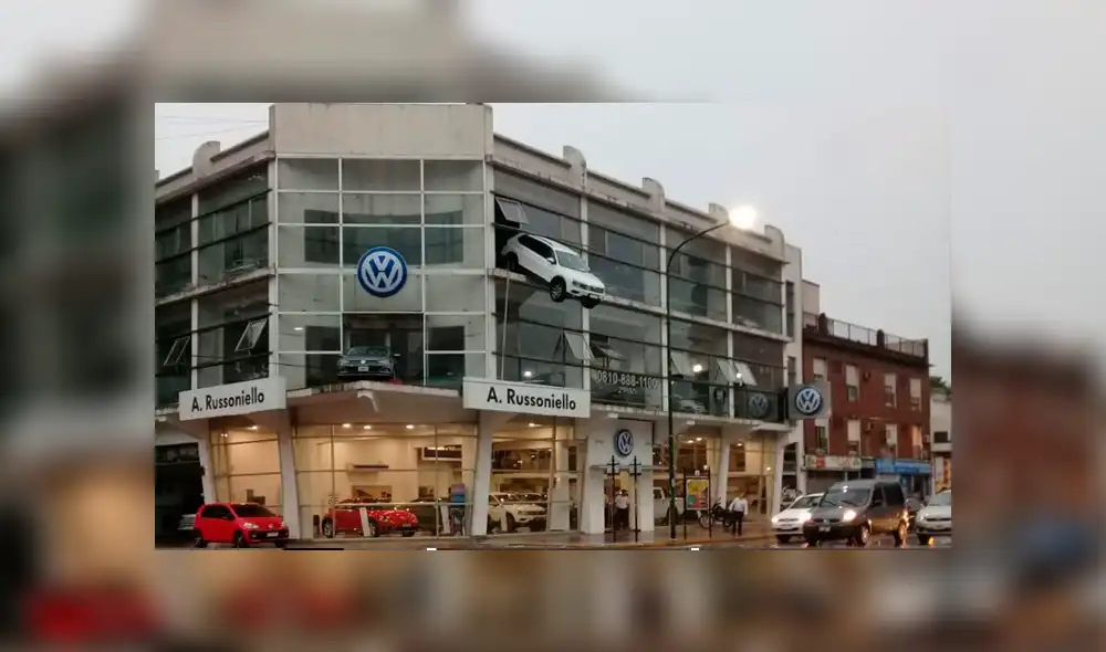 Un trabajador del local perdió el control de la camioneta causando que salga por la ventana y quede suspendida en el aire. Un trabajador del local perdió el control de la camioneta causando que salga por la ventana y quede suspendida en el aire.