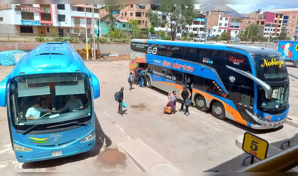 Cusco. suspende venta de pasajes en terrapuerto por bloqueo de vías. Foto Luis Álvarez LR Cusco. suspende venta de pasajes en terrapuerto por bloqueo de vías. Foto Luis Álvarez LR