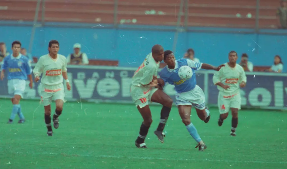 Universitario y Sporting Cristal se enfrentaron en 1998 en partidos de ida y vuelta en el viejo Estadio Nacional. Foto: la República Universitario y Sporting Cristal se enfrentaron en 1998 en partidos de ida y vuelta en el viejo Estadio Nacional. Foto: la República