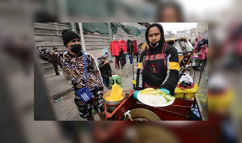 Personas venden comida en calles de Gamarra. Créditos: John Reyes / La República