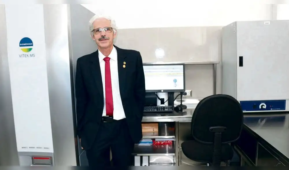 científico. Ballón está a cargo del Laboratorio de Biología que analiza el virus de la COVID-19. científico. Ballón está a cargo del Laboratorio de Biología que analiza el virus de la COVID-19.