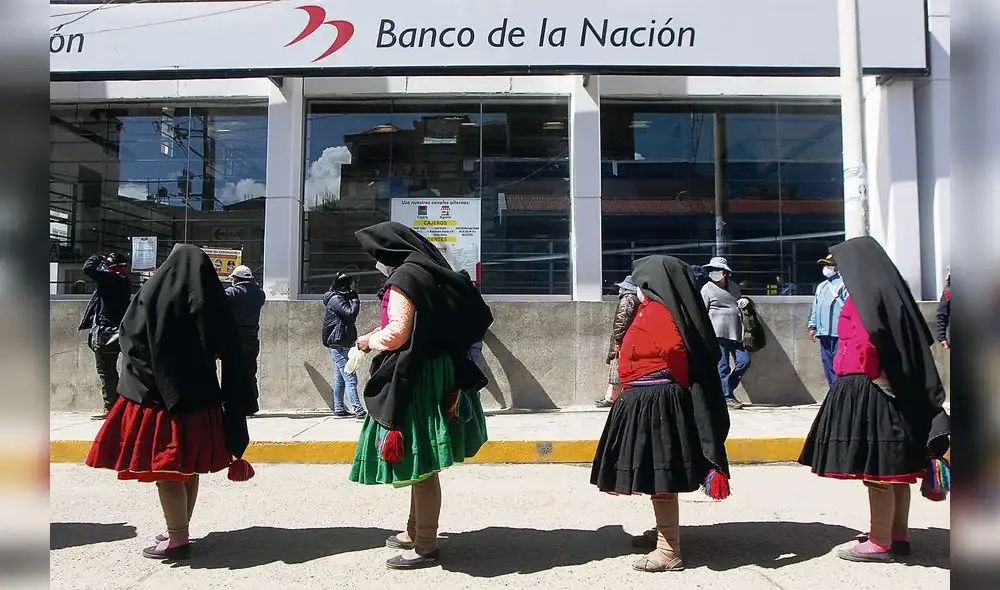 Mujeres de Amantaní hacen cola fuera del Banco de la Nación. Mujeres de Amantaní hacen cola fuera del Banco de la Nación.