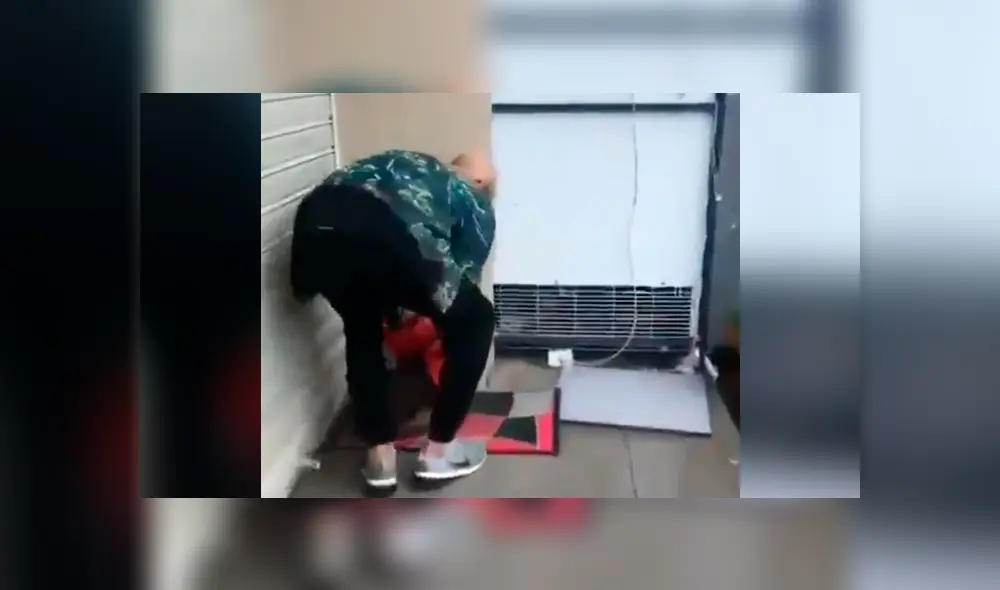 El joven cogió al can que tiritaba de frío y realizó un acto que causó gran admiración. Foto: captura El joven cogió al can que tiritaba de frío y realizó un acto que causó gran admiración. Foto: captura