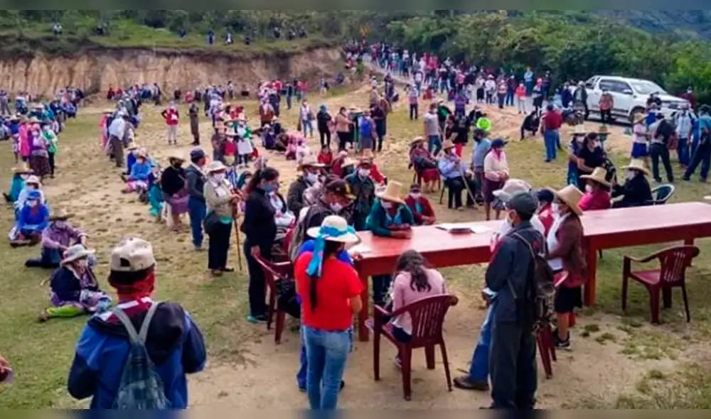 Pobladores forman largas colas para cobrar bono rural en Piura. Pobladores forman largas colas para cobrar bono rural en Piura.