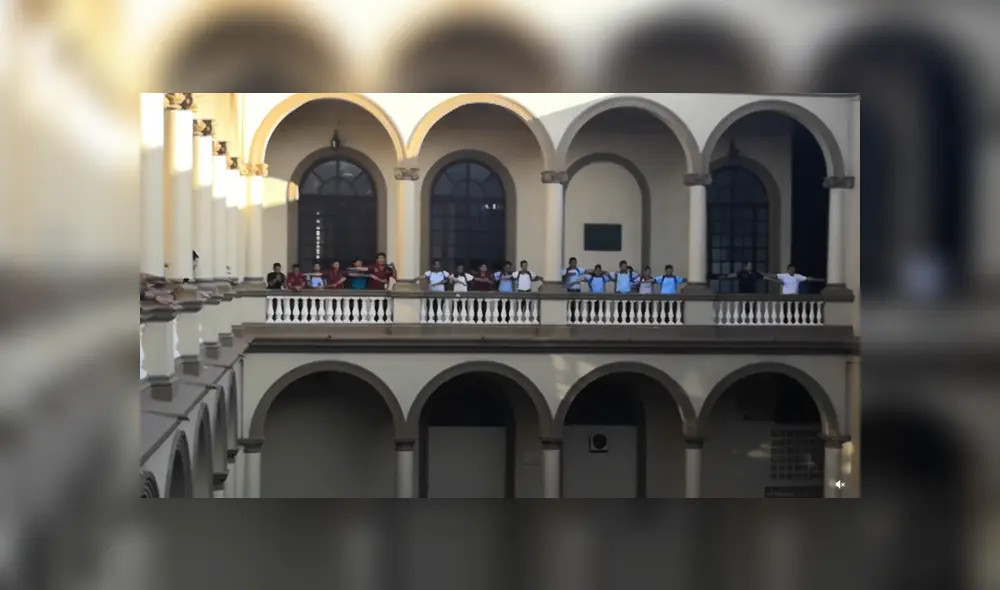 Toda la escuela se reunió en el patio para cantar al unísono tema principal de uno de los videojuegos más populares.