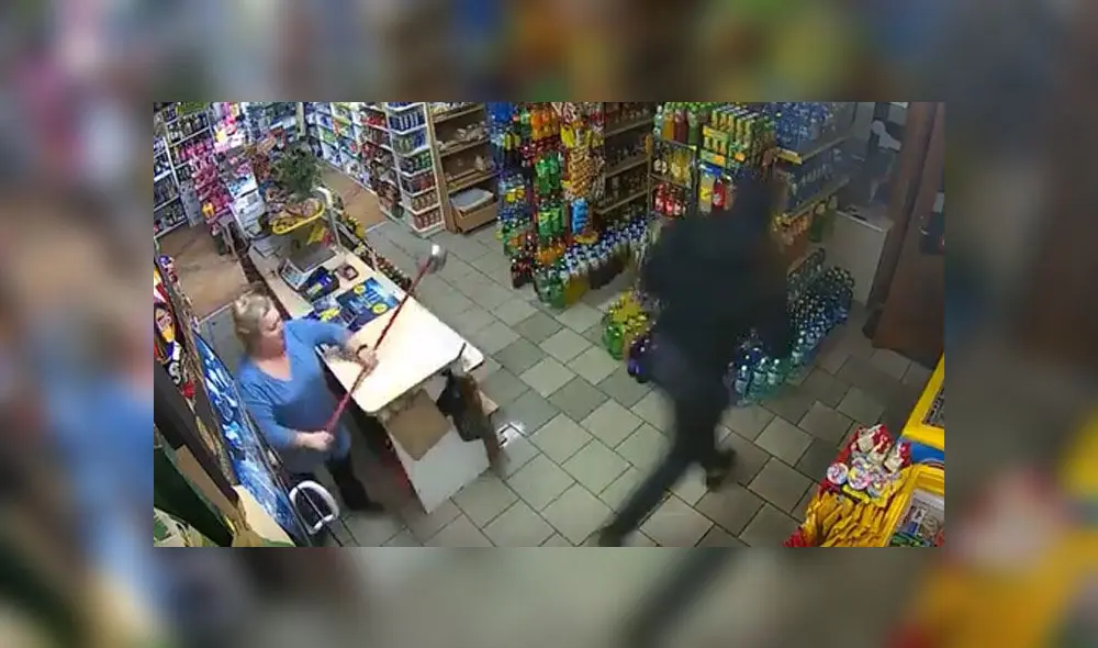 Ladrón armado ingresa a tienda y la dueña lo espanta con un trapeador [VIDEO]