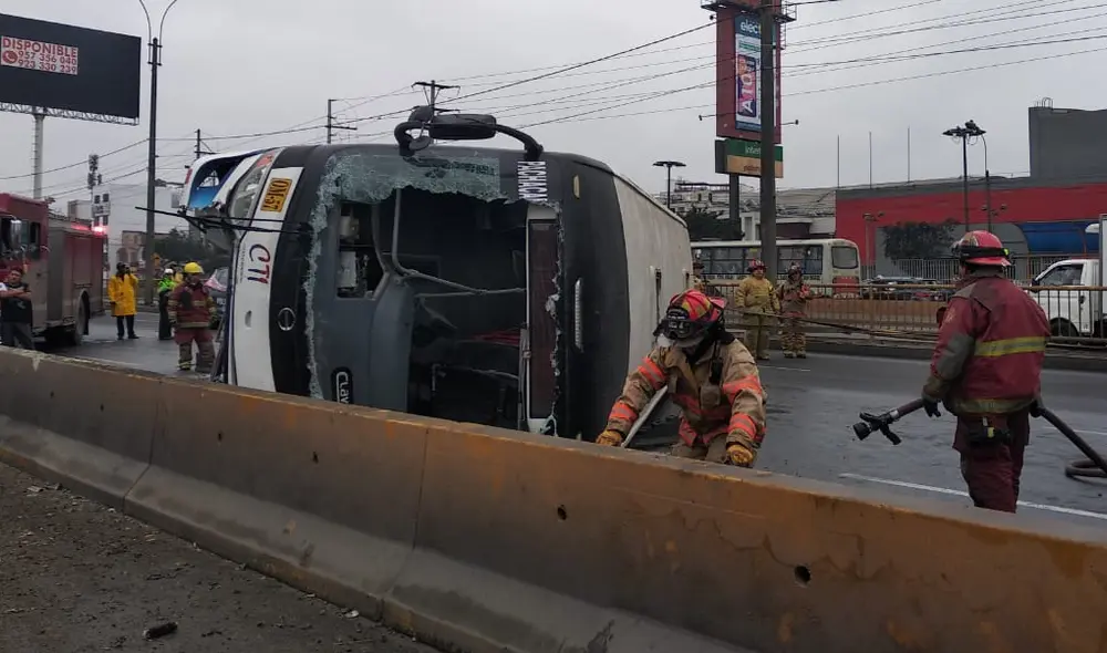 San Borja: pasajeros quedan atrapados tras volcadura de bus en el que viajaban [VIDEO]