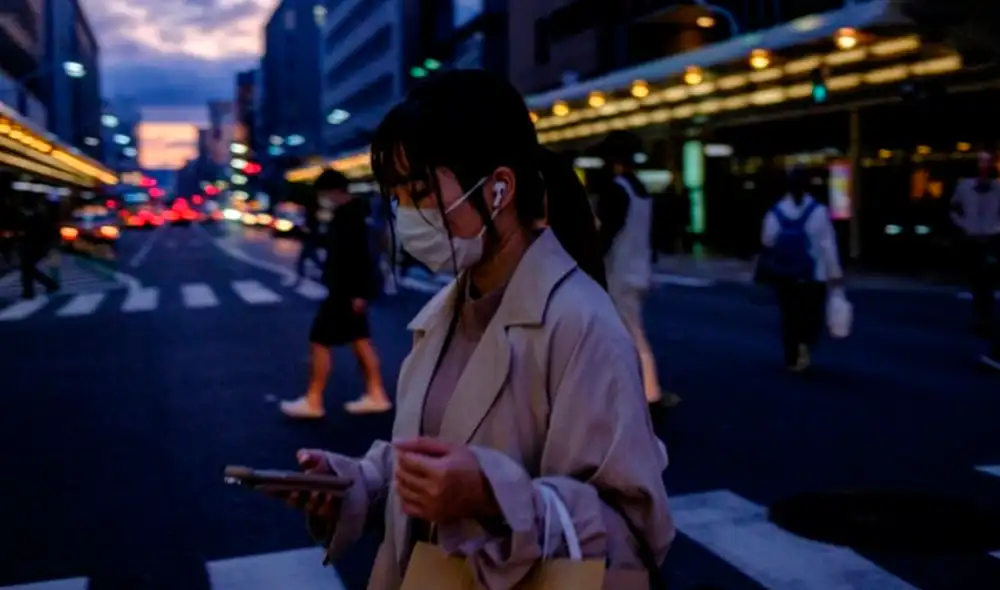 El uso generalizado de la mascarilla en Japón, no obedece al deseo de prevenir la propagación del coronavirus, sino a la presión social: la mayoría de los ciudadanos prefiere no ser cuestionados por no llevarla. Foto: AFP