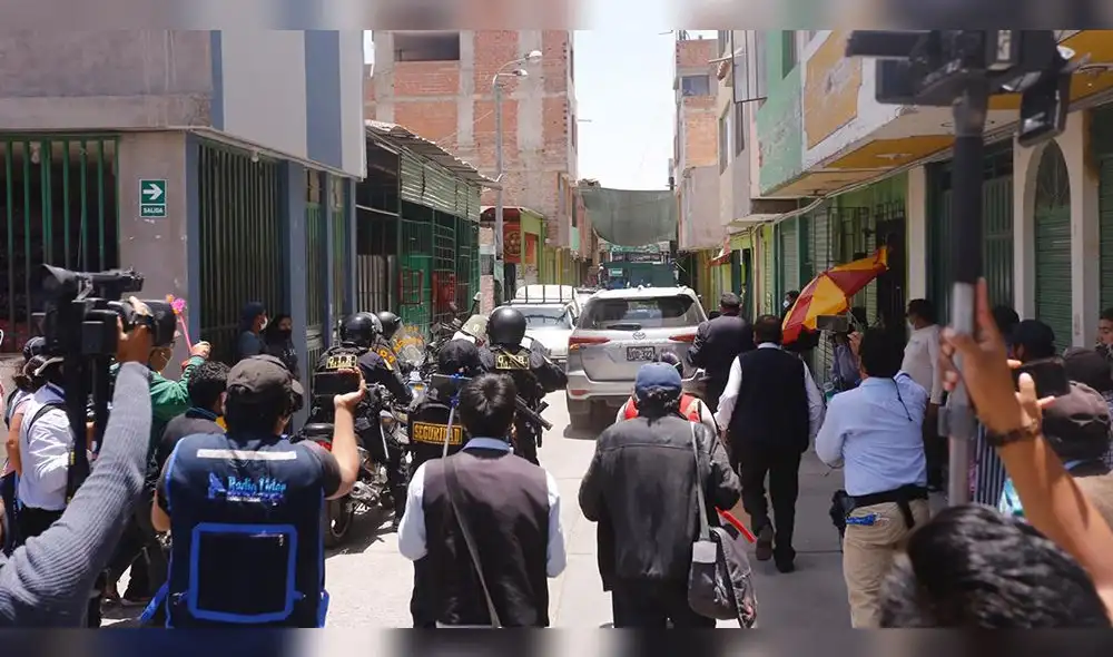 Comerciantes no le dieron buen recibimiento al candidato de Podemos Perú.