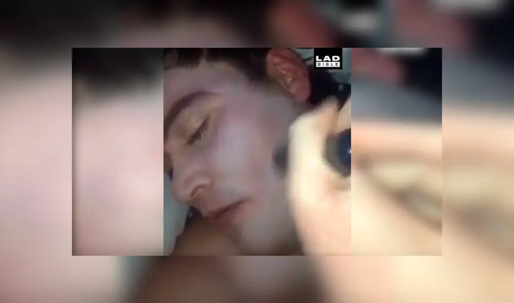 Facebook viral: chico ebrio se queda dormido y su novia se venga de la peor forma [VIDEO] 