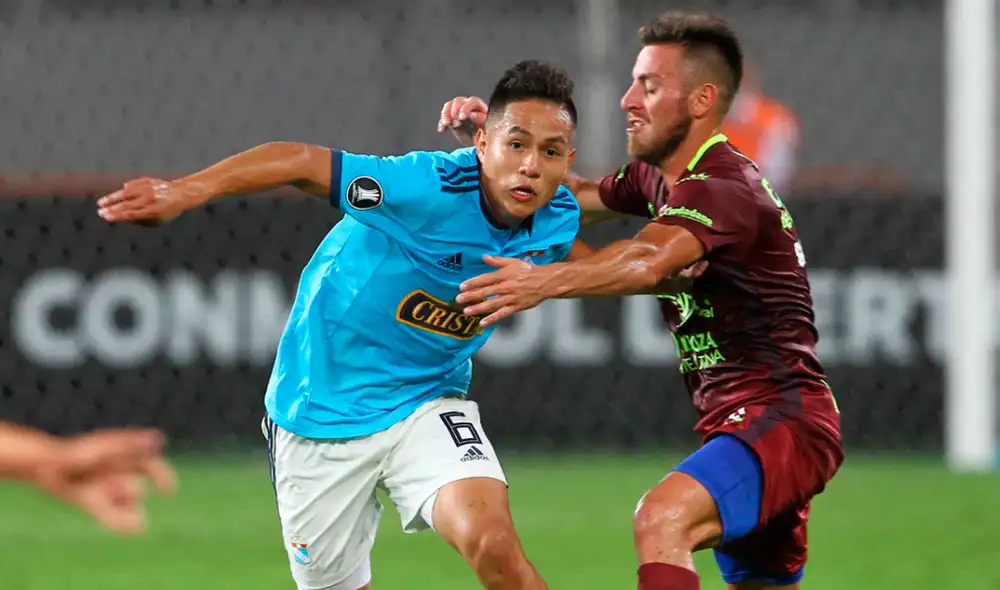 Jesús Pretell comete falta contra Jair Céspedes en el Cusco vs Melgar por la Liga 1. Foto: Archivo