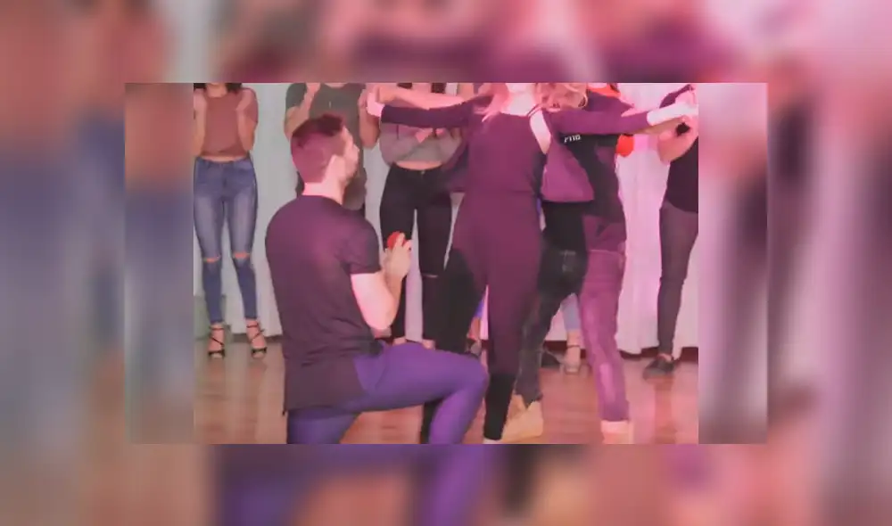 Vía YouTube. Joven llegó hasta la academia de baile de su novia y la sorprendió con romántica propuesta de matrimonio Vía YouTube. Joven llegó hasta la academia de baile de su novia y la sorprendió con romántica propuesta de matrimonio