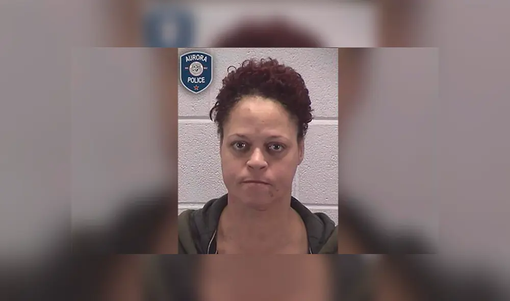 Captan a mujer bebiendo cerveza mientras conduce un bus con 32 escolares [VIDEO]