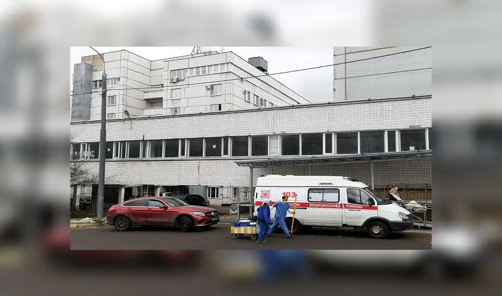 (FILES) This file photo taken on April 02, 2020 shows The Spasokukotsky hospital No. 50, with the wing housing coronavirus patients seen in the background, in Moscow. - One person died after a fire broke out in a hospital treating coronavirus patients in northern Moscow, forcing an evacuation, emergencies officials said on May 9. (Photo by Kirill KUDRYAVTSEV / AFP) (FILES) This file photo taken on April 02, 2020 shows The Spasokukotsky hospital No. 50, with the wing housing coronavirus patients seen in the background, in Moscow. - One person died after a fire broke out in a hospital treating coronavirus patients in northern Moscow, forcing an evacuation, emergencies officials said on May 9. (Photo by Kirill KUDRYAVTSEV / AFP)