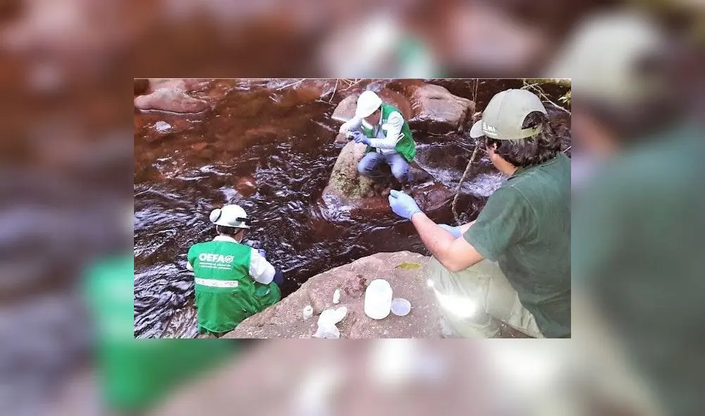 Camión con hidrocarburos vuelca y contamina río que desemboca en el Huallaga