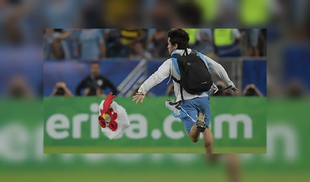 El "hombre pollo" lanzó fuertes calificativos contra los chilenos tras ser pateado por Gonzalo Jara. El "hombre pollo" lanzó fuertes calificativos contra los chilenos tras ser pateado por Gonzalo Jara.