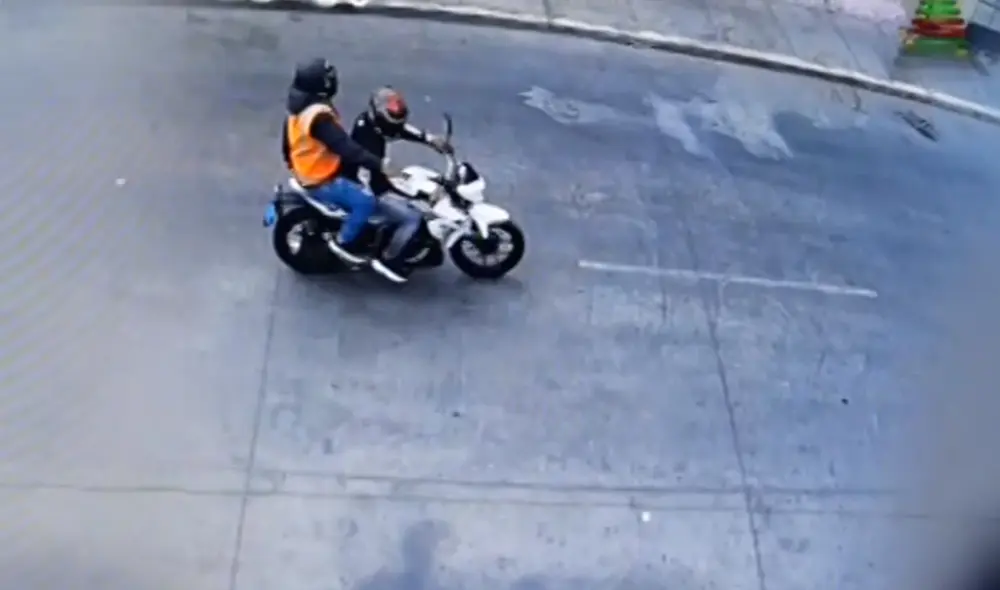 El sicario fugado llevaba casco negro y un chaleco de seguridad. Foto: captura de Canal N