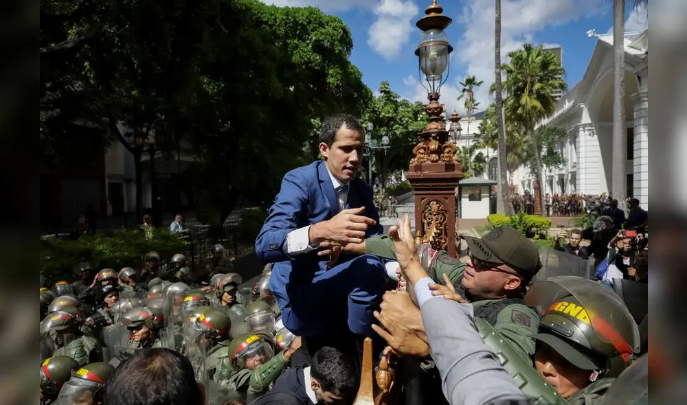 La burla de un simpatizante chavista conta Juan Guaidó y Fabiana Rosales. Foto: AFP.