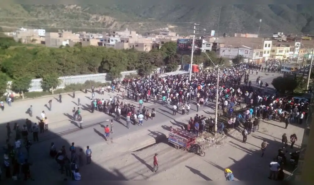Agricultores en huelga bloquean vía hacia Lima