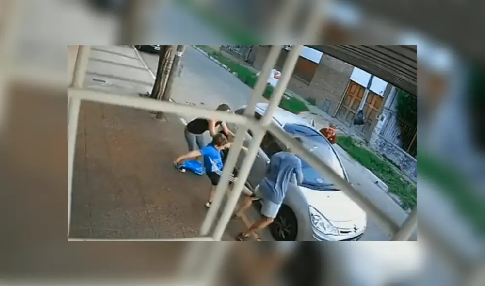 Niño lanza patada a delincuente para defender a su madre durante atraco [VIDEO]