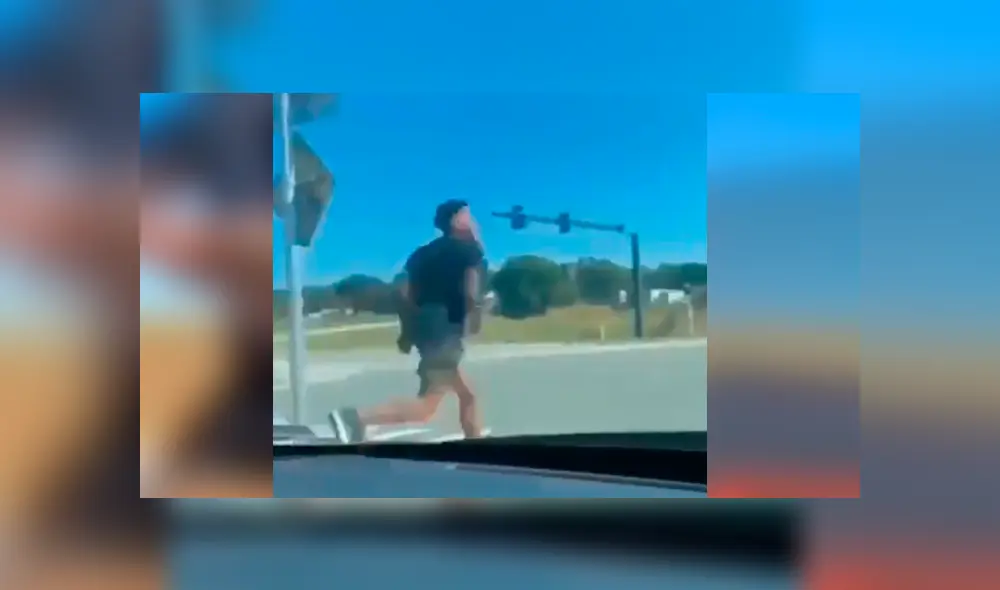 El hombre fue el único conductor que se percató del indefenso animal y corrió para auxiliarlo. La conmovedora escena se ha hecho viral en YouTube El hombre fue el único conductor que se percató del indefenso animal y corrió para auxiliarlo. La conmovedora escena se ha hecho viral en YouTube