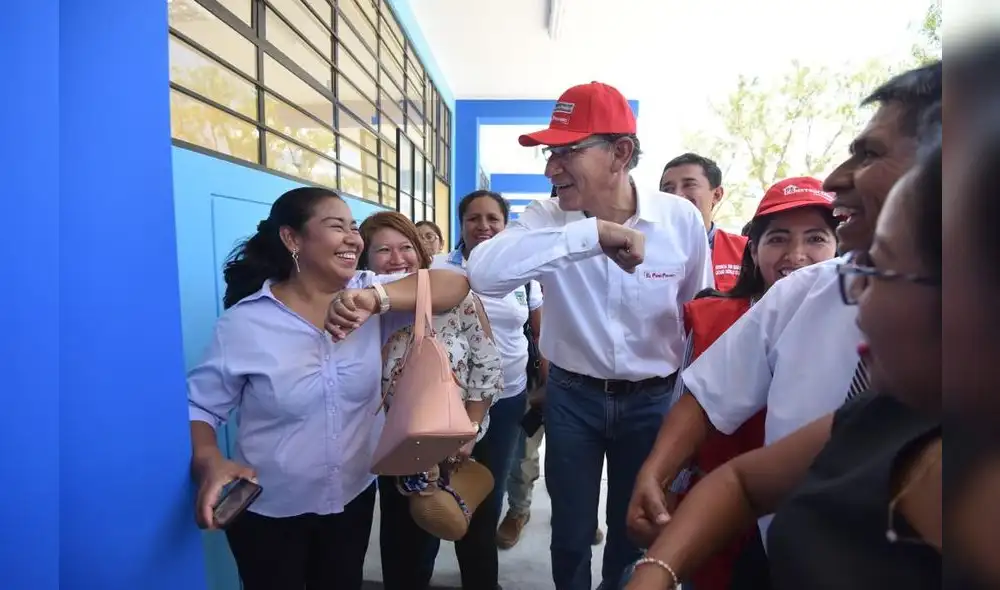 Martín Vizcarra saluda de “codito” para evitar coronavirus Martín Vizcarra saluda de “codito” para evitar coronavirus