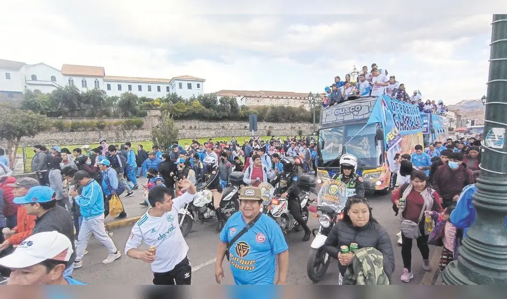 Fiesta. Cientos de hinchas acompañaron a los buses que trasladaron a la delegación del "Vendaval Celeste". El Templo del Sol Qoricancha se ve al fondo junto a la emoción de los cusqueños. Foto: La República Fiesta. Cientos de hinchas acompañaron a los buses que trasladaron a la delegación del "Vendaval Celeste". El Templo del Sol Qoricancha se ve al fondo junto a la emoción de los cusqueños. Foto: La República