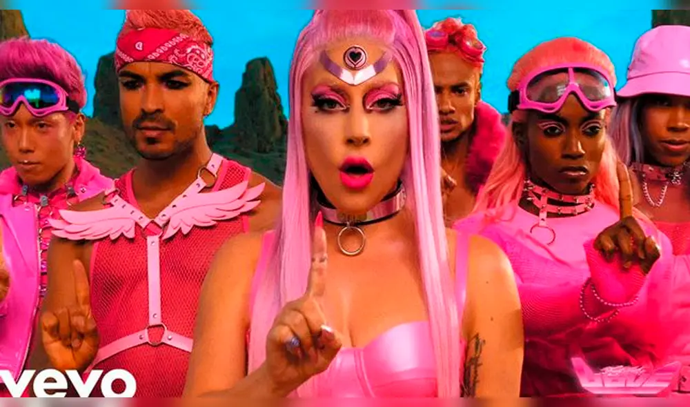 Lady Gaga promocionada el lanzamiento de su álbum Chromatica repartiendo sus discos en un camión