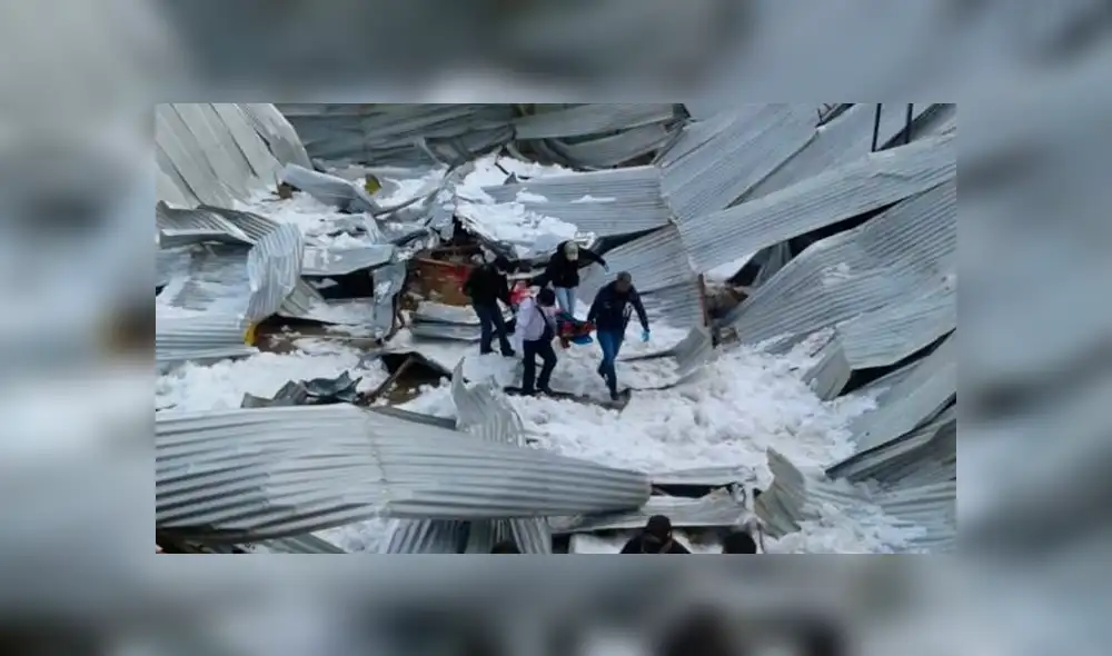 Al menos cinco muertos dejó el desplome de techo en plena fiesta en Huancán, Huancayo. Foto: Twitter /Betty Chamorro Al menos cinco muertos dejó el desplome de techo en plena fiesta en Huancán, Huancayo. Foto: Twitter /Betty Chamorro