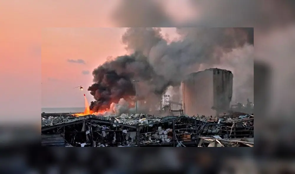 Un helicóptero apaga el incendio en el lugar de una explosión en el puerto de Beirut, la capital del Líbano, el 4 de agosto de 2020. Foto: AFP.