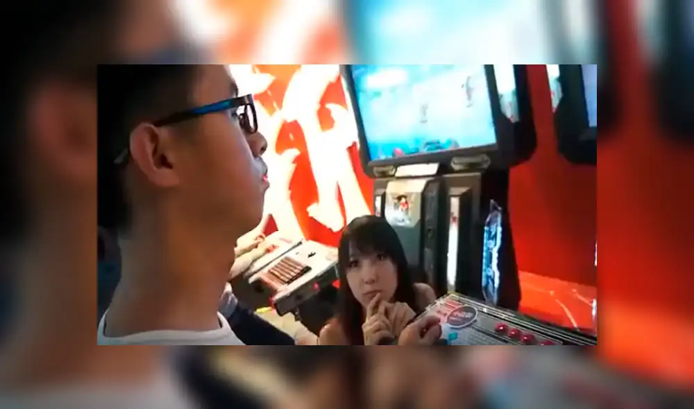 Video es viral en Facebook. Un grupo de chicas rodeó a un joven para que pierda su juego; sin embargo, el 'gamer’ ni se inmutó con su presencia. Foto: Captura. Video es viral en Facebook. Un grupo de chicas rodeó a un joven para que pierda su juego; sin embargo, el 'gamer’ ni se inmutó con su presencia. Foto: Captura.