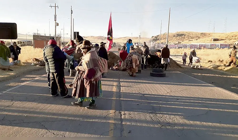 bloqueos. Población cerró vías de paso a Cusco. Policía intentó retirar a manifestantes.