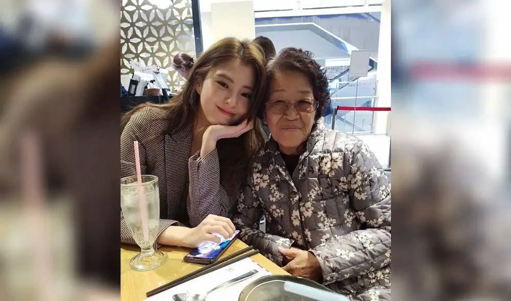 Han So Hee junto a su abuela, quien la crió desde el divorcio de sus padres. Crédito: Instagram