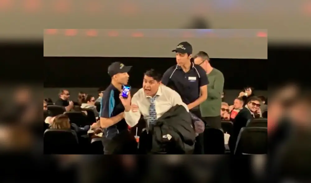 El sujeto insultó a los espectadores cuando ellos le pidieron que se retire de la sala. Foto: captura.
