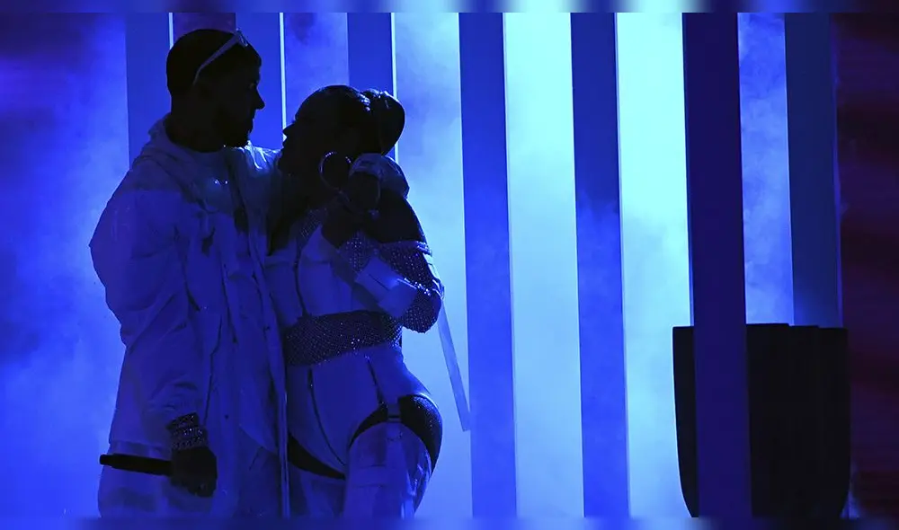 Karol G y Anuel AA despiertan pasiones con atrevido baile en los Latin Billboard 