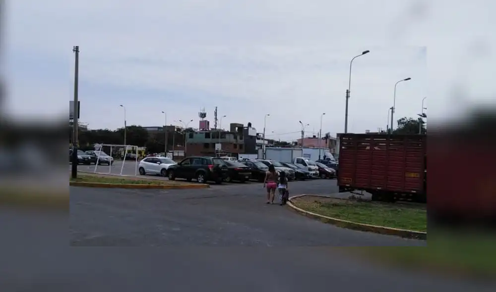 #YoDenuncio: utilizan losas deportivas como estacionamiento #YoDenuncio: utilizan losas deportivas como estacionamiento