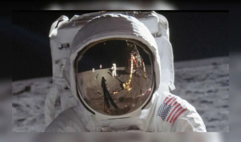 Detalle del reflejo del visor de 'Buzz' Aldrin, en el que se ve a Armstrong y como un pequeño punto en la parte superior, la Tierra. (Foto: NASA)