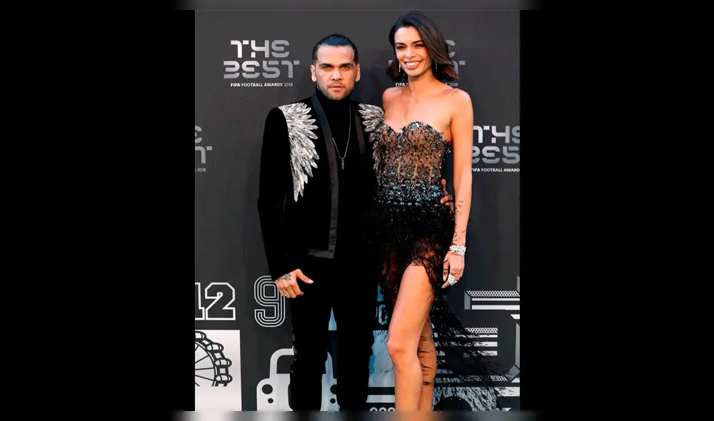 The Best: Novia de Dani Alves roba miradas por atrevido vestido [FOTO]