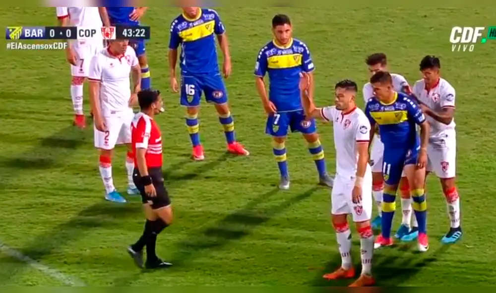 Futbolista chileno es víctima de cruel broma ‘calzón chino’ y respondió con un codazo. Futbolista chileno es víctima de cruel broma ‘calzón chino’ y respondió con un codazo.