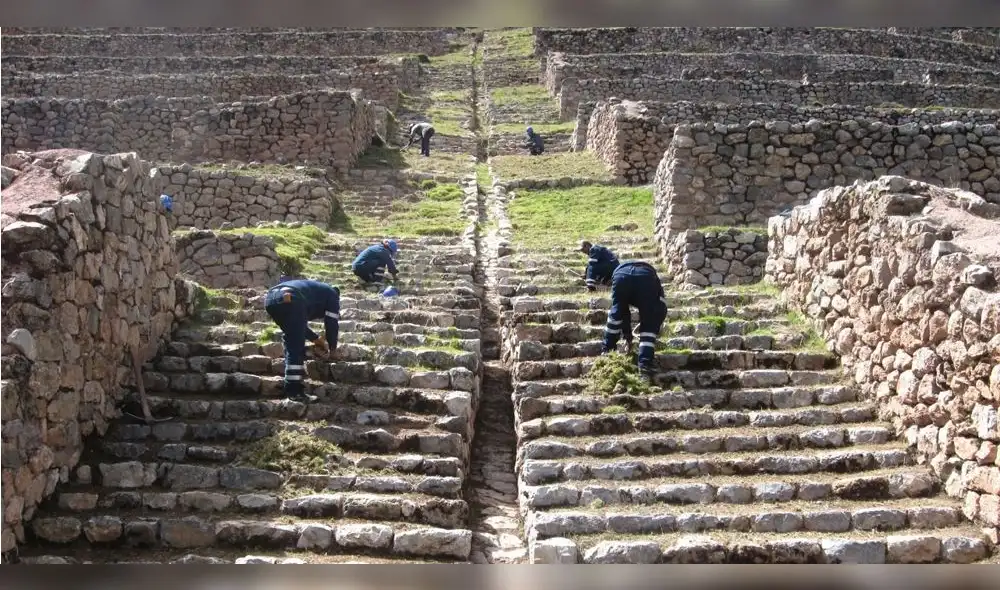 Trabajadores realizan corte de pastos, mala hierba, cabecera de muros, entre otros. Trabajadores realizan corte de pastos, mala hierba, cabecera de muros, entre otros.