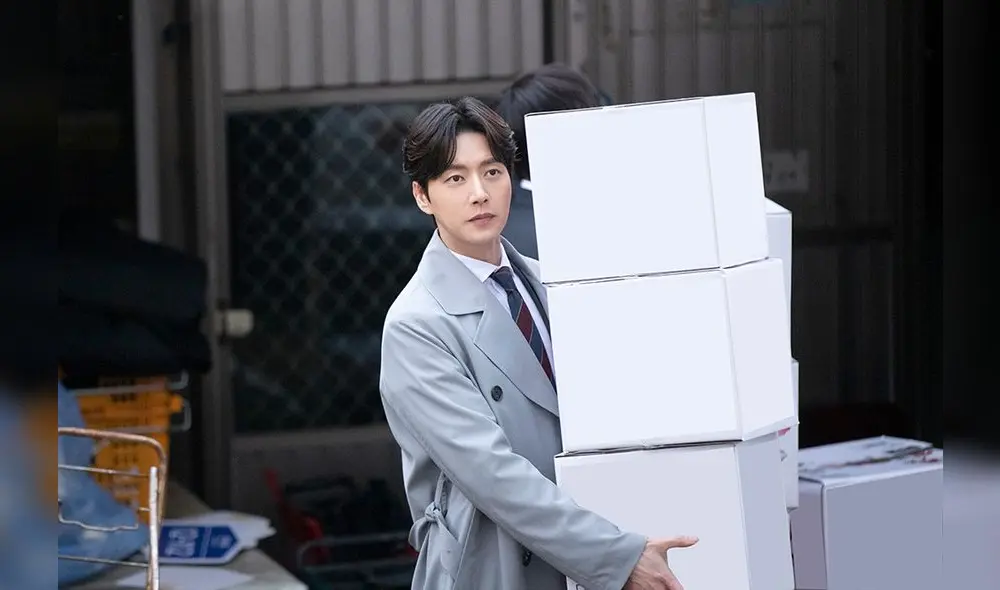 Old School Intern cuenta la historia de un oficinista con el peor jefe del mundo que por azares del destino  cambiaran de posiciones.