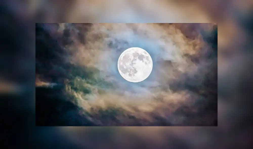 La última 'Luna Azul' de la década se posa en el cielo limeño