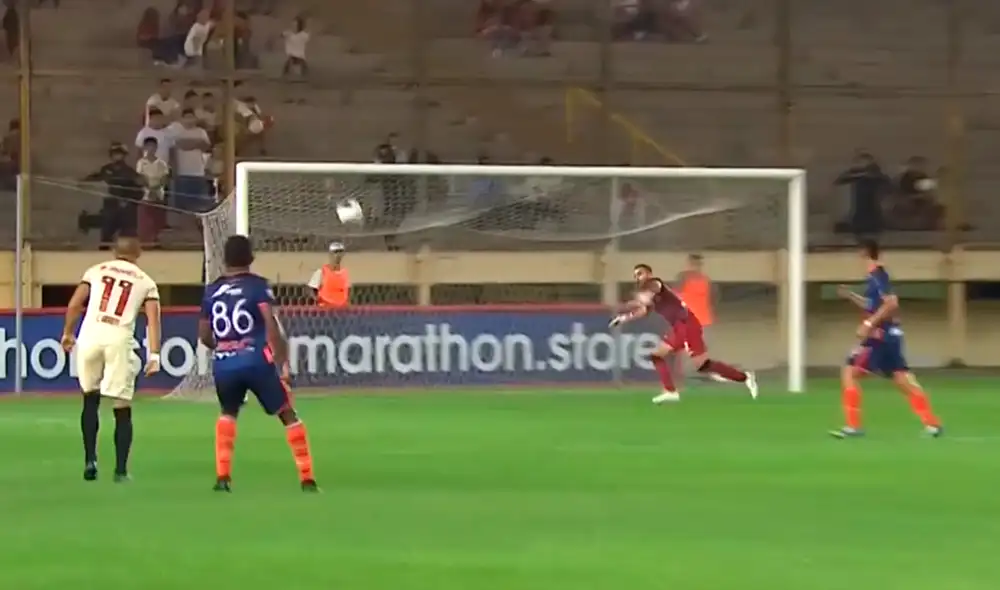 Jersson Vásquez vio salido a José Carvallo y aprovechó la oportunidad para marcar el 1-0 de la César Vallejo. | Foto: Gol Perú Jersson Vásquez vio salido a José Carvallo y aprovechó la oportunidad para marcar el 1-0 de la César Vallejo. | Foto: Gol Perú