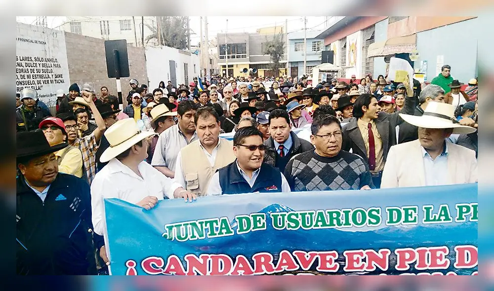 Reclamo. El gobernador Tonconi (chaleco) y el alcalde Nina. Reclamo. El gobernador Tonconi (chaleco) y el alcalde Nina.