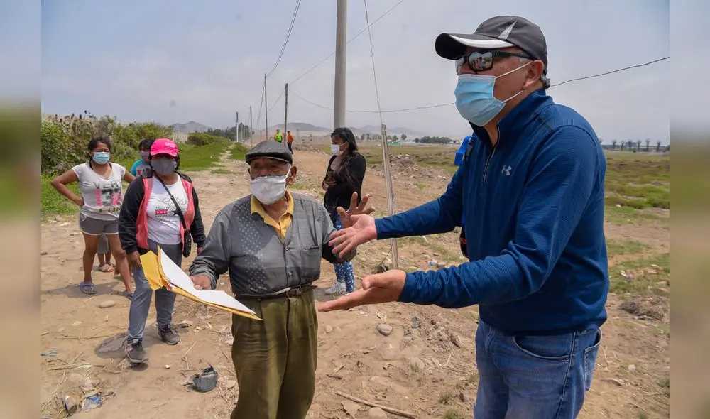 "Retírense, esta es propiedad privada”, conmina el representante de Century City Development. Marcial La Rosa, 86, lo encara con su título de posesión. Los humedales y la trocha de libre tránsito se proyectan a la espalda. Foto: Luis Julián "Retírense, esta es propiedad privada”, conmina el representante de Century City Development. Marcial La Rosa, 86, lo encara con su título de posesión. Los humedales y la trocha de libre tránsito se proyectan a la espalda. Foto: Luis Julián