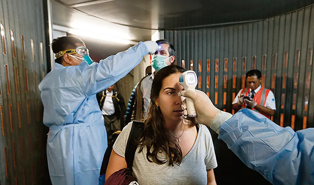 Vigilancia. Pasajeros sospechosos pasan por control sanitario. De presentar síntomas, son aislados para evitar contagios. Vigilancia. Pasajeros sospechosos pasan por control sanitario. De presentar síntomas, son aislados para evitar contagios.