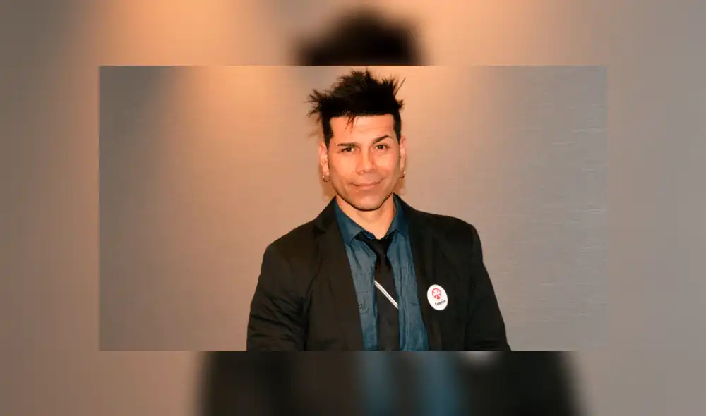 Carlos Barraza festeja su cumpleaños desnudo y recibe sorpresa de la persona menos esperada [FOTO]
