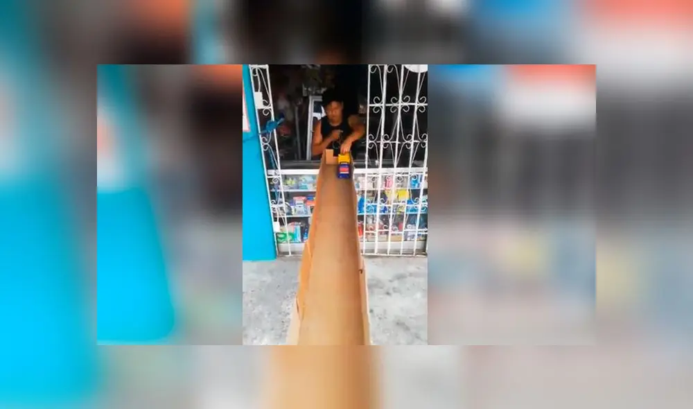 Desliza las imágenes para ver el peculiar 'truco' que usa un vendedor para evitar cualquier tipo de contagio. Foto: Captura Desliza las imágenes para ver el peculiar 'truco' que usa un vendedor para evitar cualquier tipo de contagio. Foto: Captura