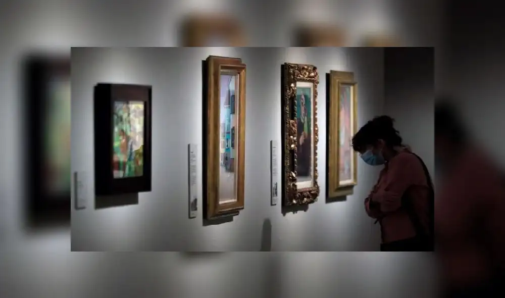 Museos, mujer viendo cuadros. Foto: Fernando Alvarado / EFE